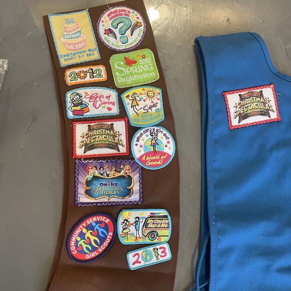 86 Girl Scouts Brownies Daisy Badges Patches Pins Vests Sashes Lot 2014/2015 - Picture 10 of 11